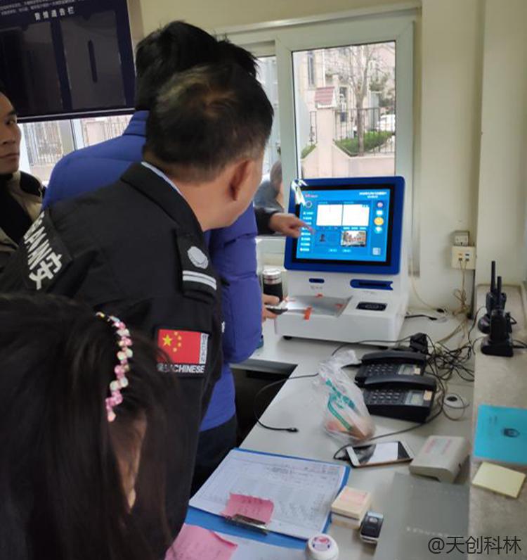 在小区出入时，悦访客，访客机登记访客信息跟手工登记哪个好?